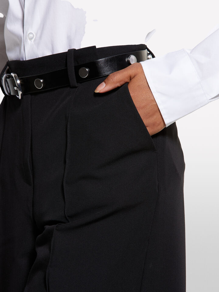 Black relaxed fit bermudas - women's shorts - Black | Sisley image number 4